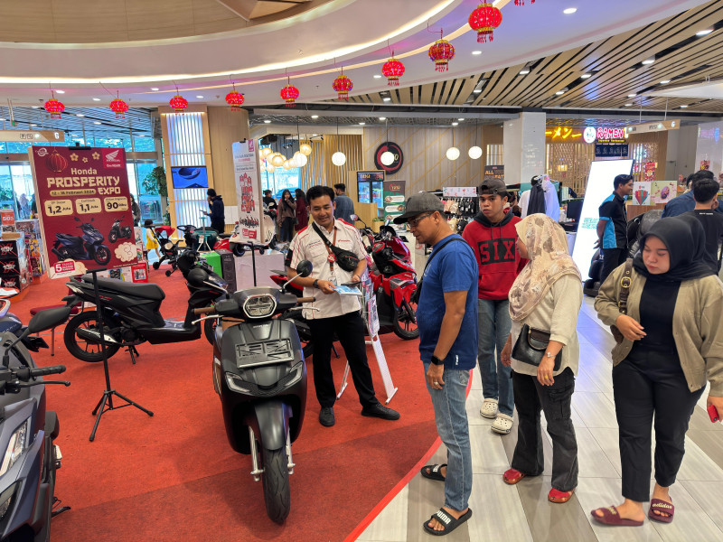 Pengunjung Serbu Stand Pameran Honda di LW