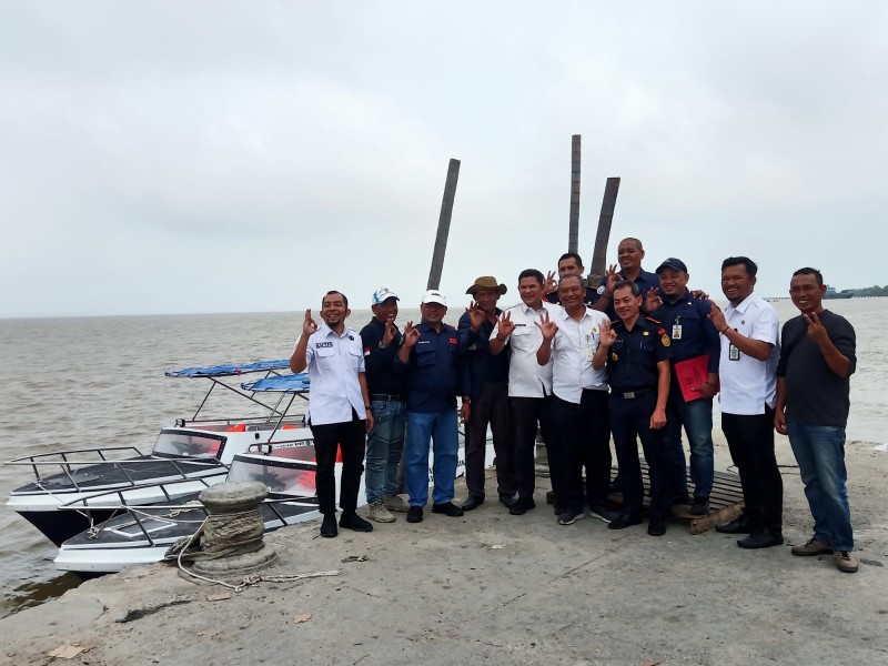 DKP Provinsi Riau Serahkan Bantuan Speedboat untuk Pokmaswas Perikanan Kecamatan Bantan