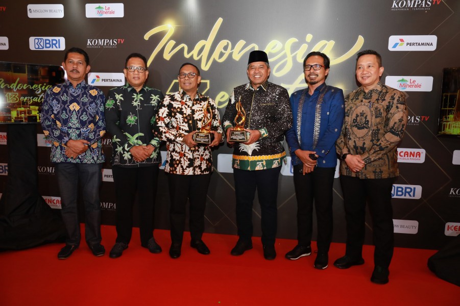 Bupati Siak Terima Penghargaan Peduli Pelayanan dan Keterbukaan Informasi Publik
