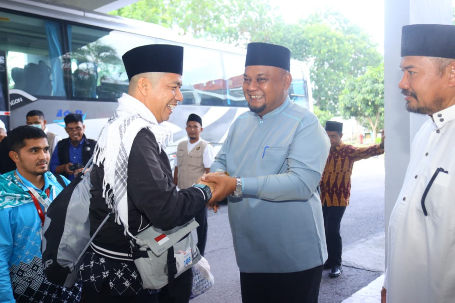 Wakil Bupati Siak dan PPIH Sambut Hangat 252 Jemaah di Batam