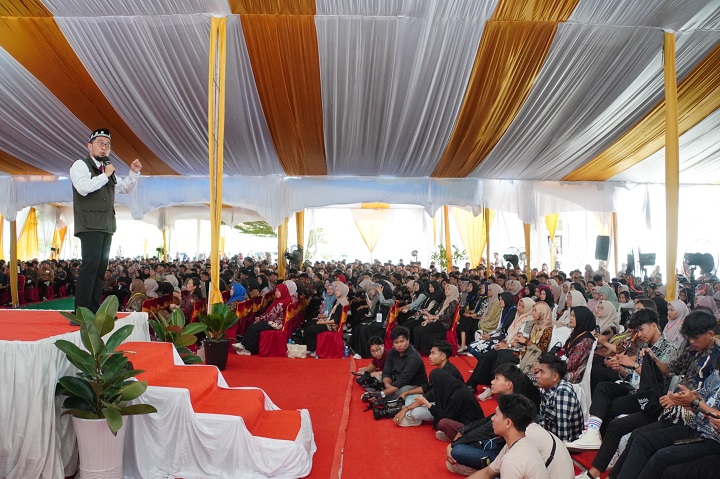 Ustadz Adi Hidayat Beri Motivasi Kepada Ribuan Mahasiswa Baru Umri