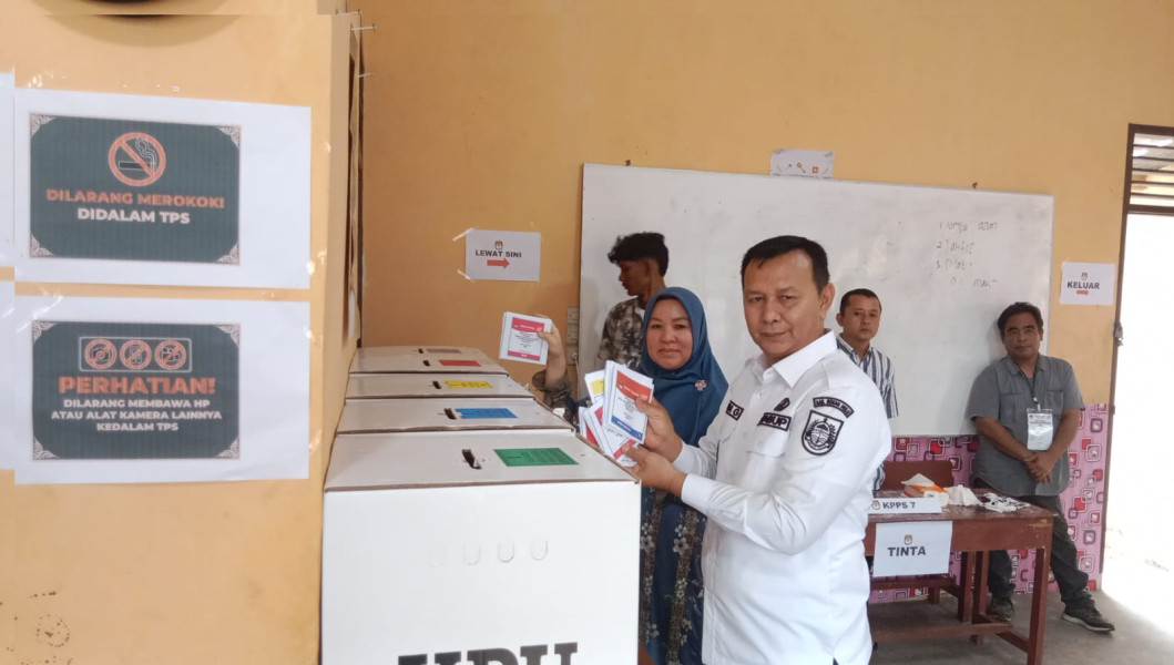Wakil Bupati Rokan Hulu H Indra Gunawan Berikan Hak Suaranya di TPS 045 Ujungbatu