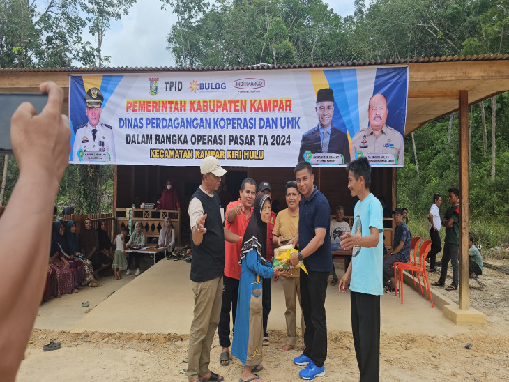 Pj Sekda Kampar Ahmad Yuzar Lakukan Operasi Pasar di Desa Kebun Tinggi