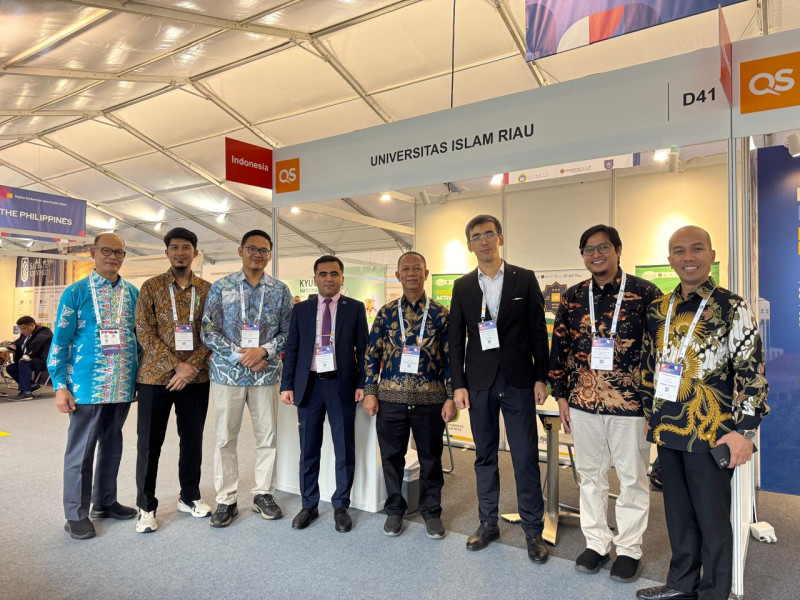 Rektor UIR Terima  Sertifikat QS Rated Excellent Bintang 3 di Macau