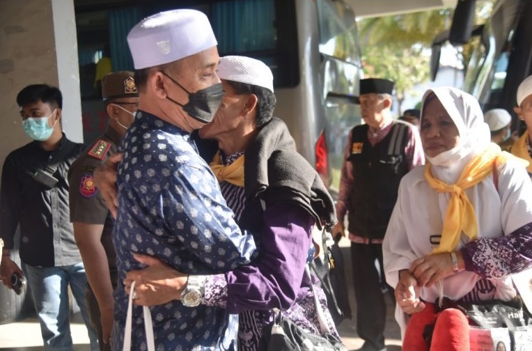 Pj.Bupati Inhil Herman Sambut Langsung Kedatangan Jamaah Haji Kloter Pertama di Embarkasi Batam