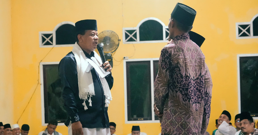 Imam Masjid di Kuansing Terima Hadiah Umrah dari Bupati