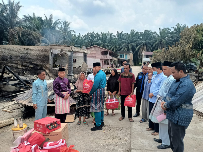 Pemda Rohul Berikan Bantuan Kepada Warga Korban Kebakaran di Tambusai