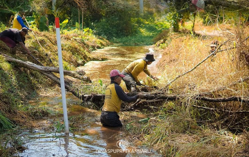 Antisipasi Banjir, PUPR Pekanbaru Rutin Bersihkan Drainase di Musim Penghujan