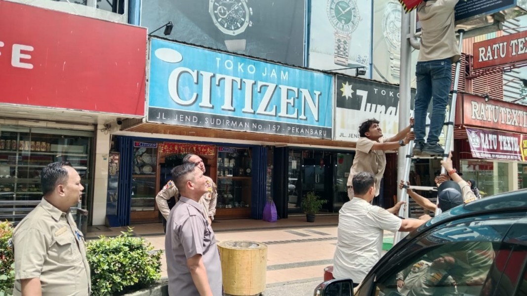 Kepala Bapenda Pekanbaru Pimpin Operasi Penertiban Reklame
