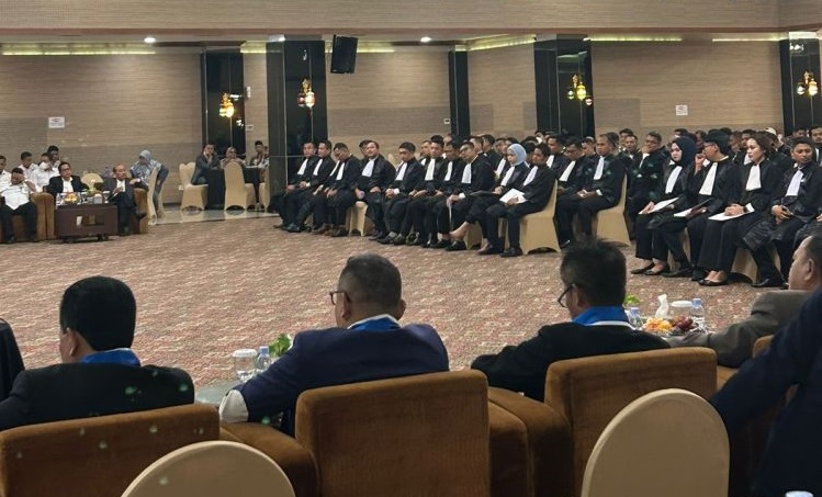 Diminta tak Langgar Kode Etik, 110 Advokat PERADI Riau Diambil Sumpah