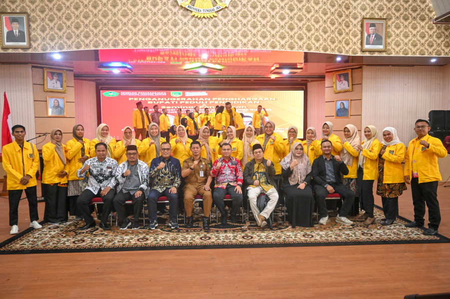Bupati Rohil Terima Penghargaan Anugerah Peduli Pendidikan dari Unilak Riau