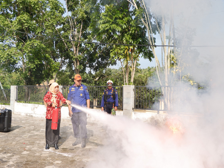 DWP Kampar Praktikkan Langsung Penanganan Dini Kebakaran Dan Penyelamatan