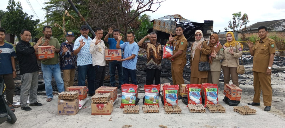 Dinas Sosial Bengkalis Serahkan Bantuan Kepada Korban Kebakaran di Desa Pematang Pudu