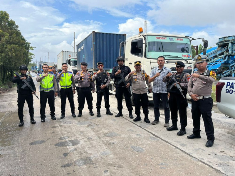 Dikawal Polisi Bersenjata, 2 Kontainer Surat Suara Pemilu Dibawa ke Rohil