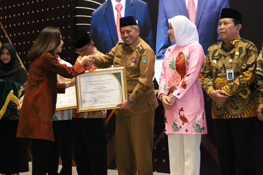 Hadiri Rakor Desa se-Riau, Alfedri Terima Lencana Bakti Desa Dari Mendes PDTT