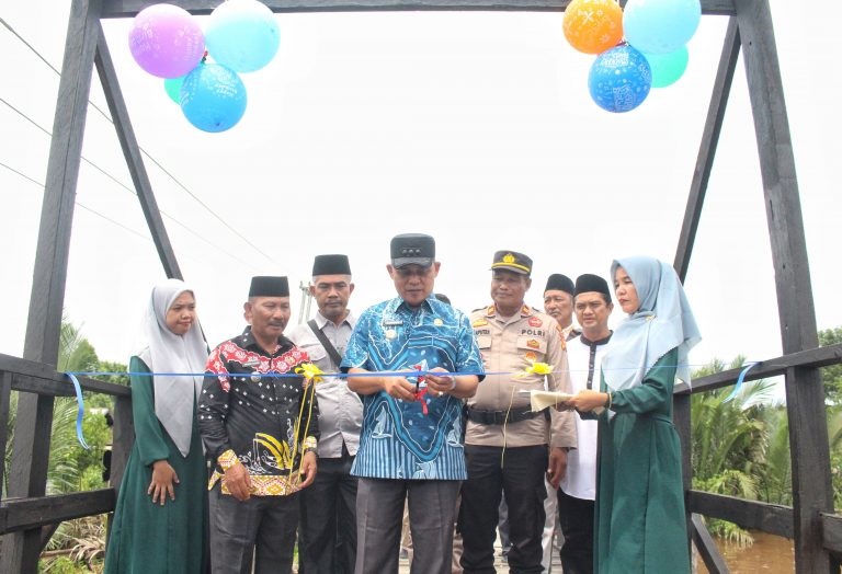 Pj Bupati Resmikan Jembatan Tekulai di Tanah Merah