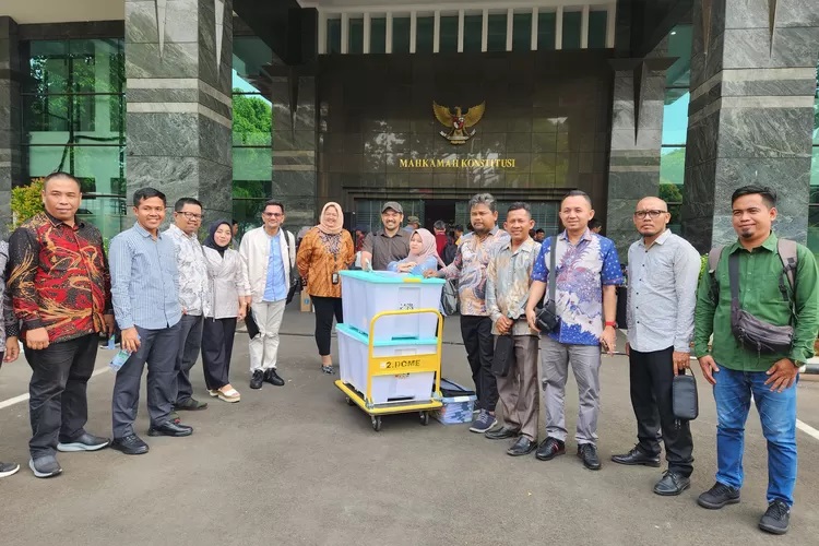 Siap Hadapi Sidang PHPU, Bawaslu Riau Serahkan Berkas Keterangan dan Alat Bukti ke MK