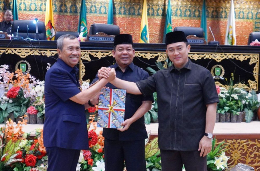 Gubri Syamsuar Sampaikan Nota Pengantar Raperda Perubahan APBD Riau 2023