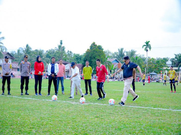 Tendangan Pertama Pj Bupati Kampar Hambali Tandai Dimulainya Open Turnamen KLS Cup 2024