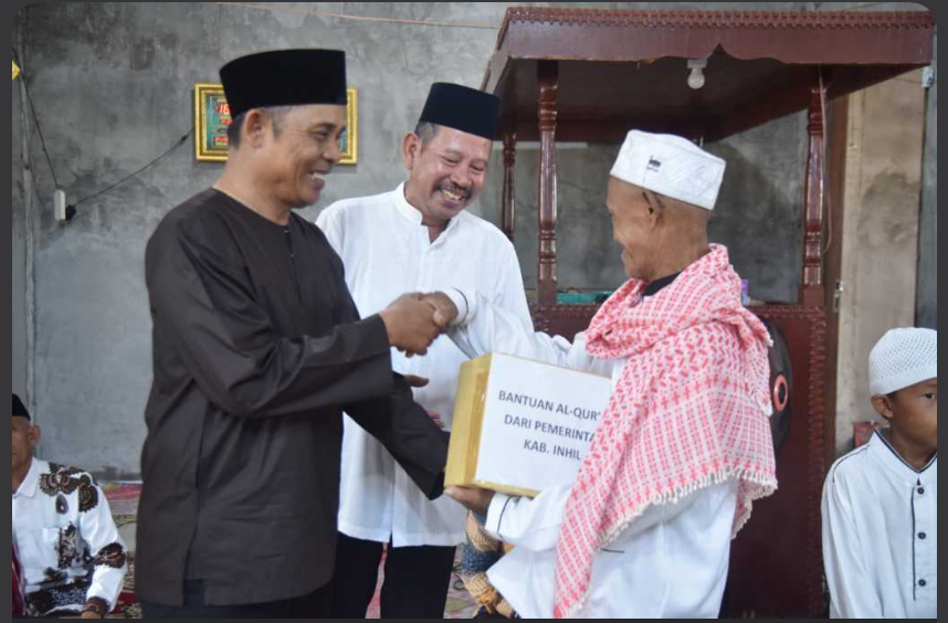 Safari Ramadhan Ke Teluk Belengkong, Pj Bupati Herman Salurkan Bantuan