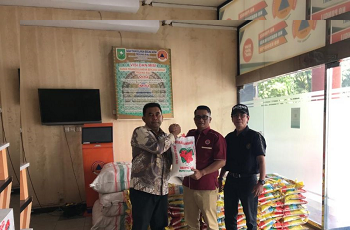 PT Arara Abadi Bantu 2 Ton Beras untuk Korban Banjir di Riau
