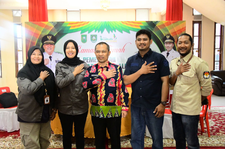 Petugas Pemutakhiran Data Pemilih Lakukan Coklit Kepada Wabup Bagus Santoso