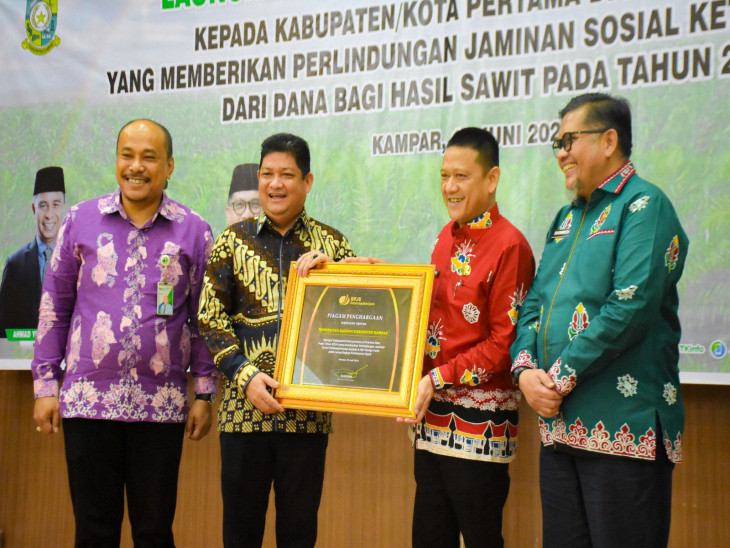 Pemkab Kampar Terima Penghargaan dari BPJS Ketenagakerjaan