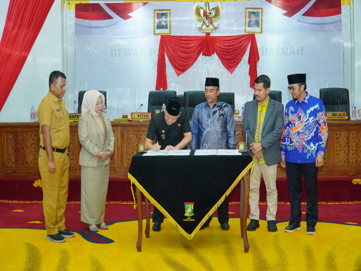 Pj Bupati Kampar Hadiri Paripurna Penandatanganan Nota Kesepakatan KUA-PPAS APBD Tahun 2025