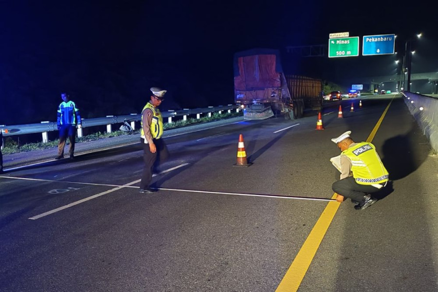 Mobil Hilux Seruduk Truk Tronton di Tol Permai, Ibu dan Dua Anaknya Tewas