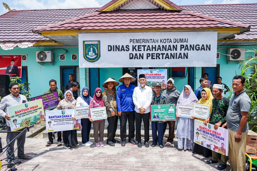Wako Dumai Serahkan Hibah Peralatan Serta Keperluan Pertanian