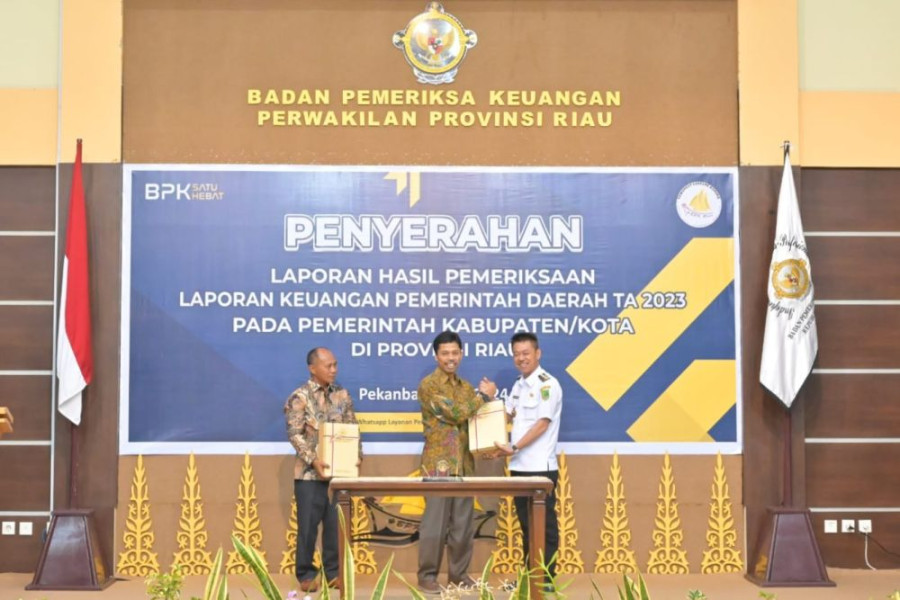 BPK RI Serahkan LHP Keuangan Daerah, Rohil Kembali Raih WTP