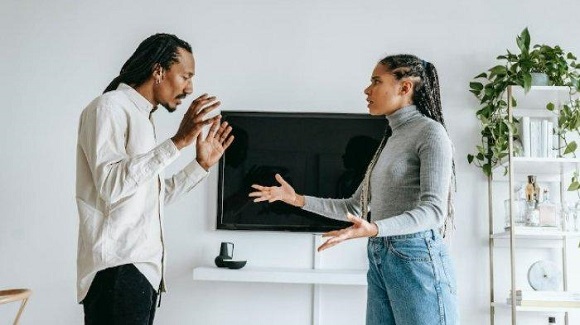 Wanita Lebih Banyak Bicara Dibandingkan Pria, Benarkah?