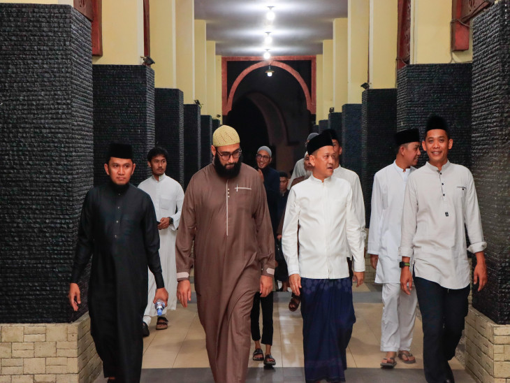 Imam Besar dari Mesir Pimpin Langsung Sholat Tarawih Malam di Islamic Center Bangkinang
