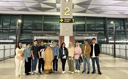 Dilepas Keluarga di Bandara, Dua Putri Riau Penerima Beasiswa Prestasi PHR Berangkat ke Amerika Serikat