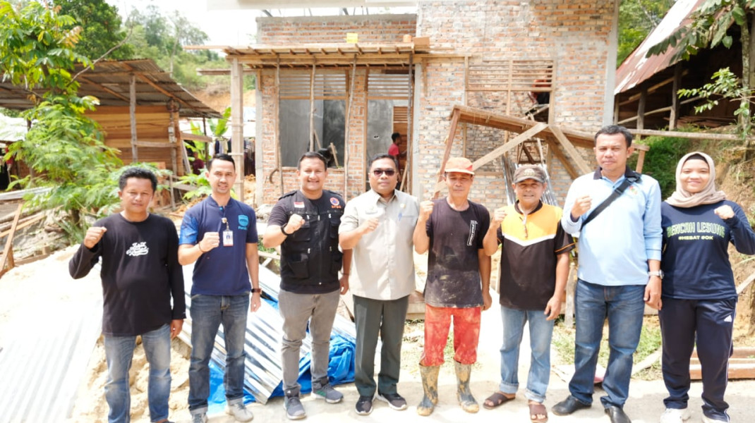Kalaksa BPBD Pekanbaru Tinjau Rekonstruksi Rumah Warga Korban Longsor di Tenayan Raya