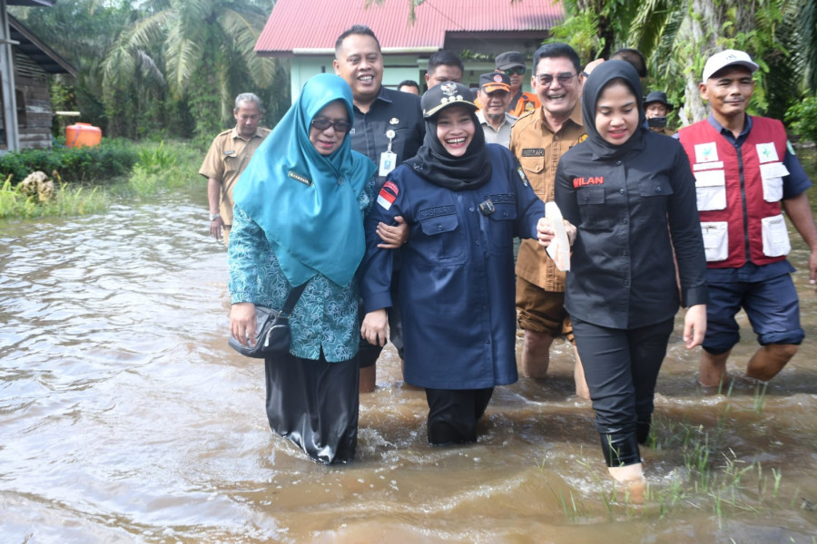 Bupati Kasmarni Tinjau Lokasi Banjir Sembari Salurkan Bantuan