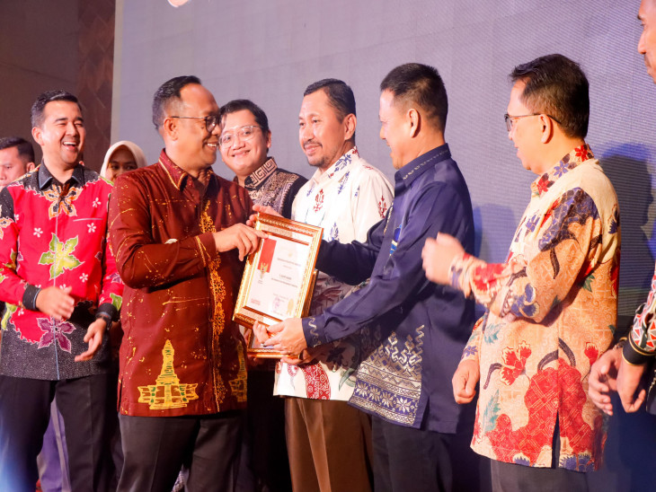 Pj Bupati Kampar Terima Penghargaan Sidhakarya Tahun 2024