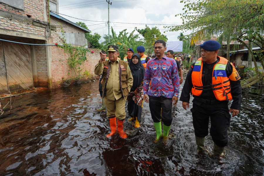 Gubri Tinjau Langsung Banjir di Rokan Hilir
