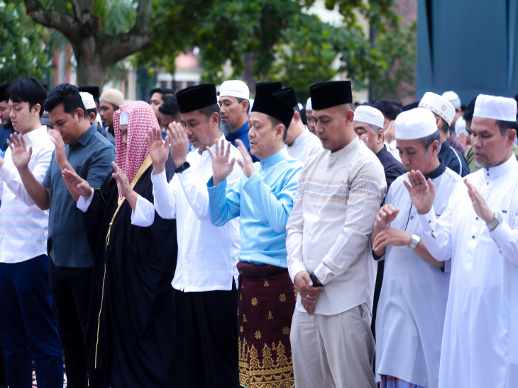 Pj Bupati Kampar Salat IdulAdha dan Serahkan 57 Hewan Kurban di Halaman Gedung Maligai Bungsu