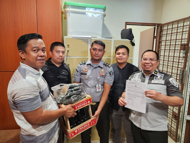 Polda Riau Serahkan 15 Senpi Serta Amunisi Untuk Pengamanan 5 Lapas