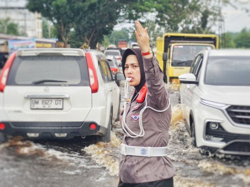 Polwan Cantik Ini Ajak Warga Tutupi Lubang di Genangan Banjir Rohil