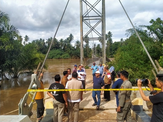 Roboh Dihantam Banjir, Kementerian PUPR Turun ke Kuansing Cek Jembatan