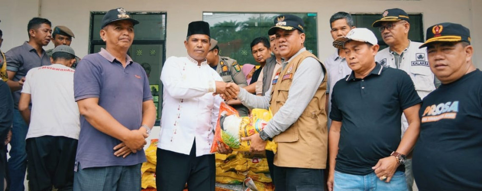 Sambangi Warga Desa Petapahan, Bupati Kuansing Salurkan Bantuan untuk Korban Banjir