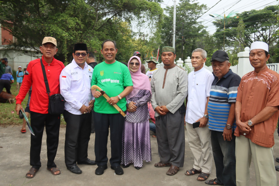 Pj Bupati Herman Turut Lakukan Penyembelihan Hewan Qurban Di Lingkungan Setdakab Inhil