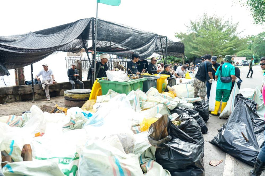 689 Peserta Antusias Ikut Aksi Bersih Pantai HSPN 2025 di Pantai Teluk Makmur