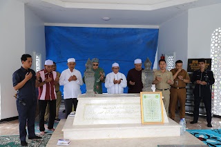 Pj Bupati Inhil Ziarahi Makan Tuan Guru Sapat