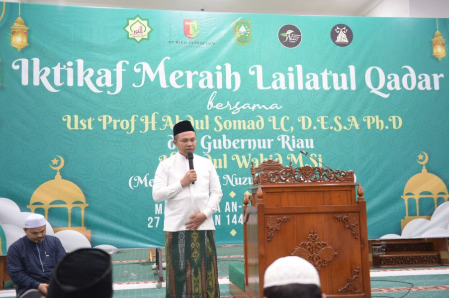 I'tikaf di Masjid Raya Annur, Gubri Ajak Masyarakat Berdoa untuk Kebaikan Riau