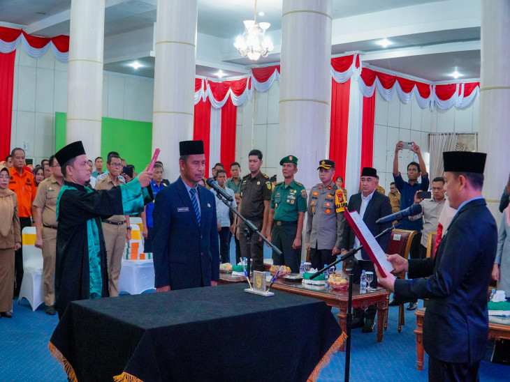 Pj Bupati Mengambil Sumpah dan Lantik Pj Sekda Kampar