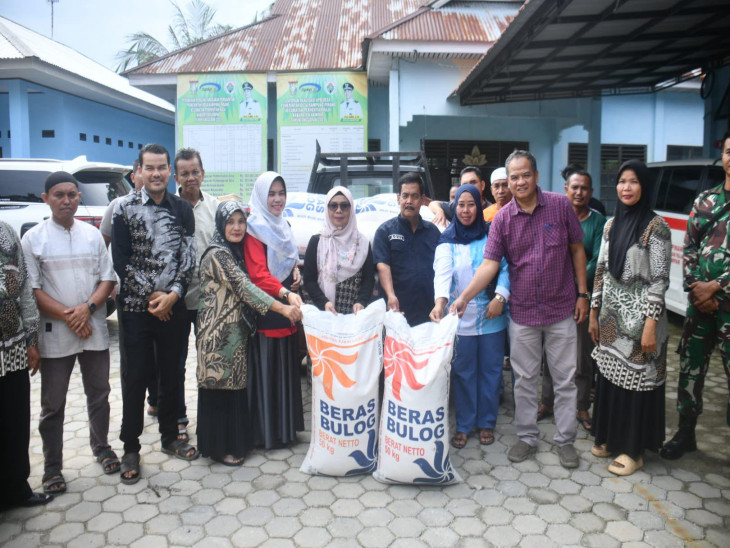 Wabup Kampar Serahkan Bantuan 2 Ton Beras Untuk Korban Banjir Kampung Pinang