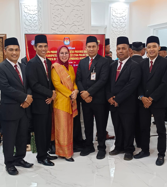 Anggota KPU 11 Kabupaten dan Kota di Riau Resmi Dilantik
